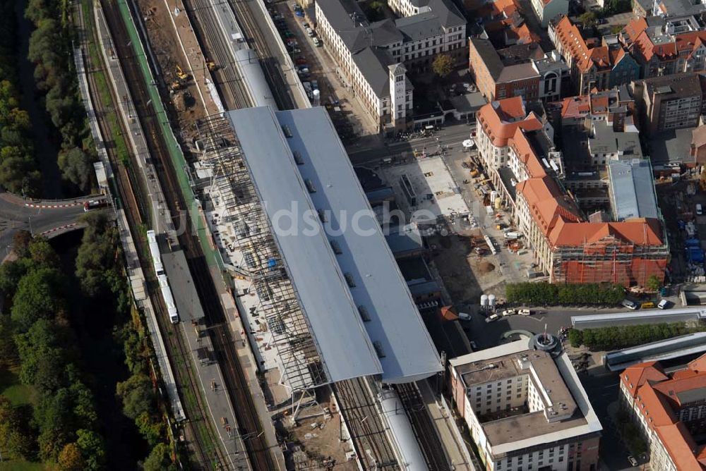 Erfurt von oben - Neugestaltung des Bahnhofsvorplatzes und Sanierung des Hotels Erfurter Hof