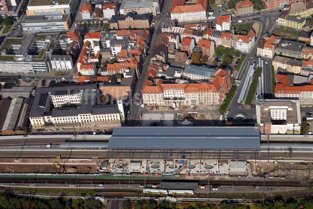 Erfurt von oben - Neugestaltung des Bahnhofsvorplatzes und Sanierung des Hotels Erfurter Hof