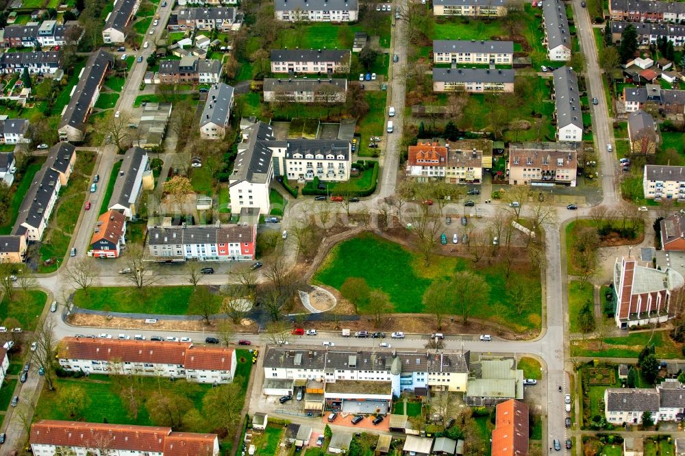 Duisburg aus der Vogelperspektive: Neugestaltung der Parkanlage des kleinen Karl-Harzig-Park in Duisburg im Bundesland Nordrhein-Westfalen