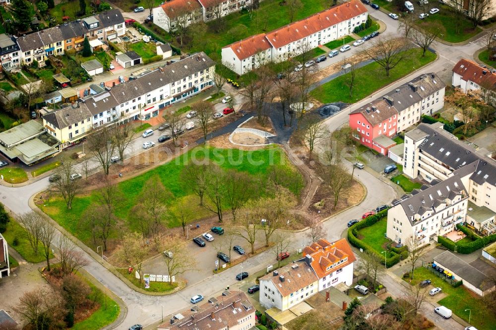 Duisburg aus der Vogelperspektive: Neugestaltung der Parkanlage des kleinen Karl-Harzig-Park in Duisburg im Bundesland Nordrhein-Westfalen