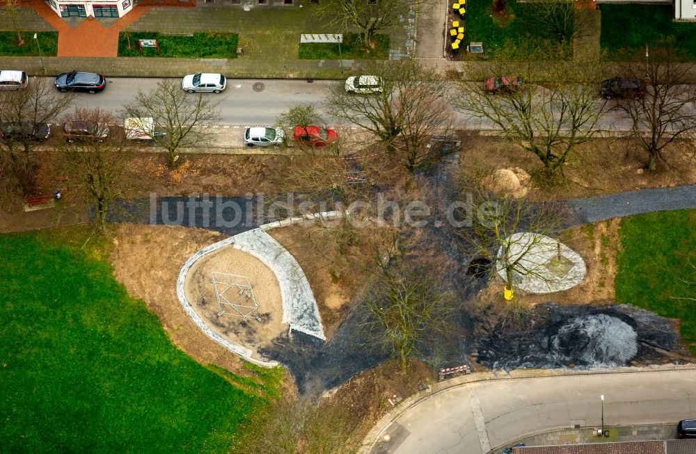 Luftaufnahme Duisburg - Neugestaltung der Parkanlage des kleinen Karl-Harzig-Park in Duisburg im Bundesland Nordrhein-Westfalen