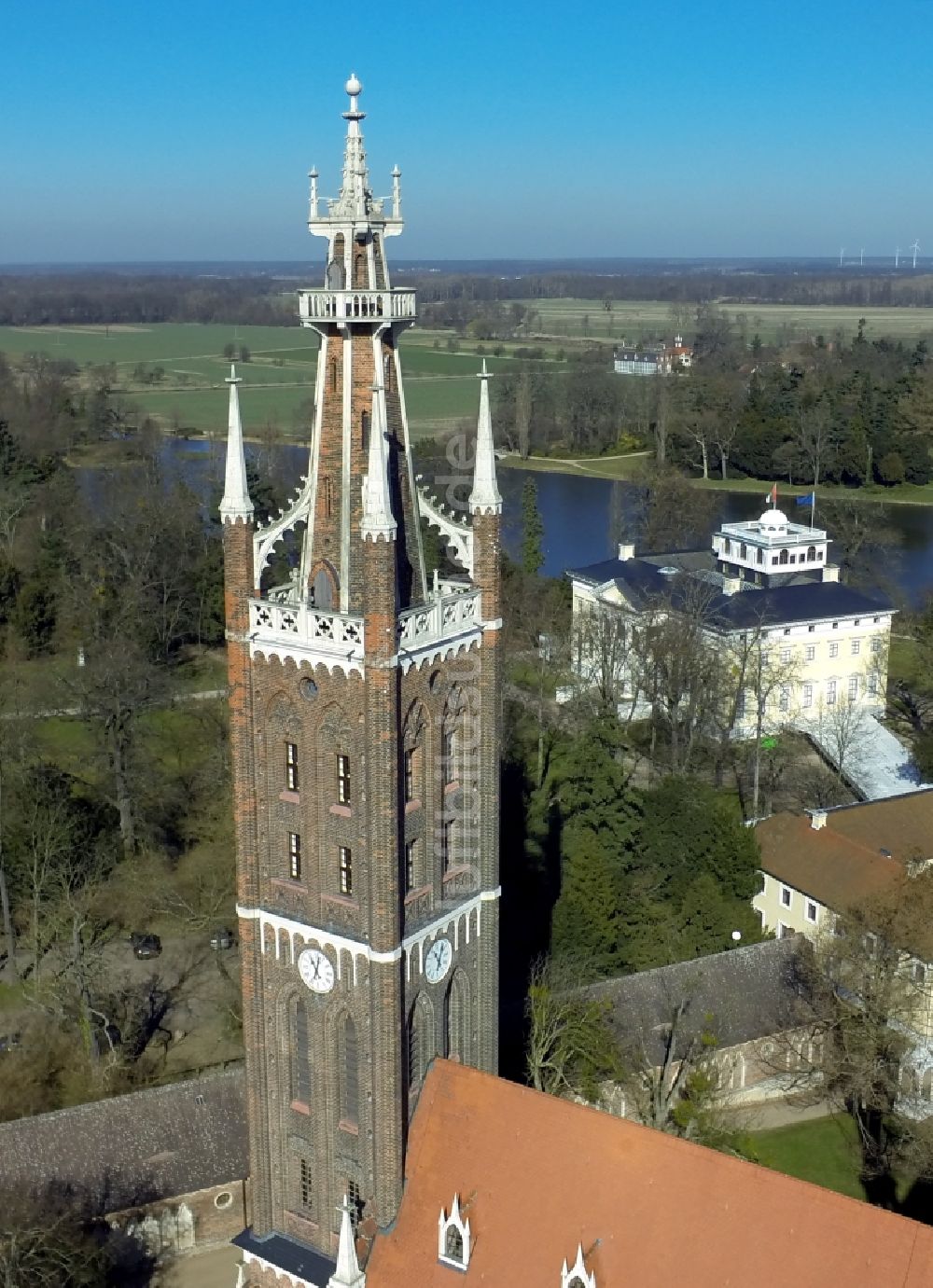 Luftaufnahme Wörlitz - Neugotische Kirche St. Petri im Wörlitzer Park in Wörlitz in Sachsen-Anhalt