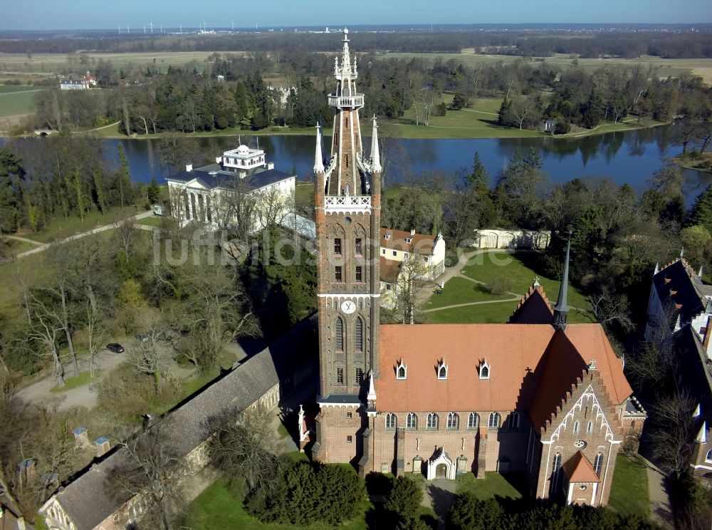 Wörlitz von oben - Neugotische Kirche St. Petri im Wörlitzer Park in Wörlitz in Sachsen-Anhalt