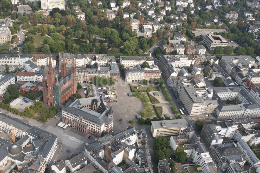 Wiesbaden von oben - Neugotische Marktkirche in Wiesbaden in Hessen