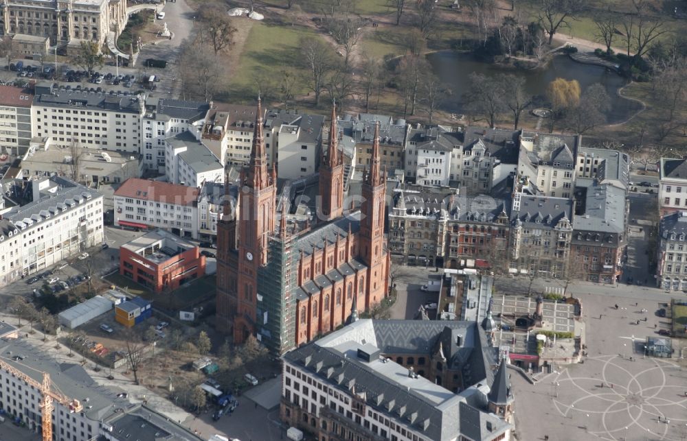 Wiesbaden aus der Vogelperspektive: Neugotische Marktkirche in Wiesbaden in Hessen