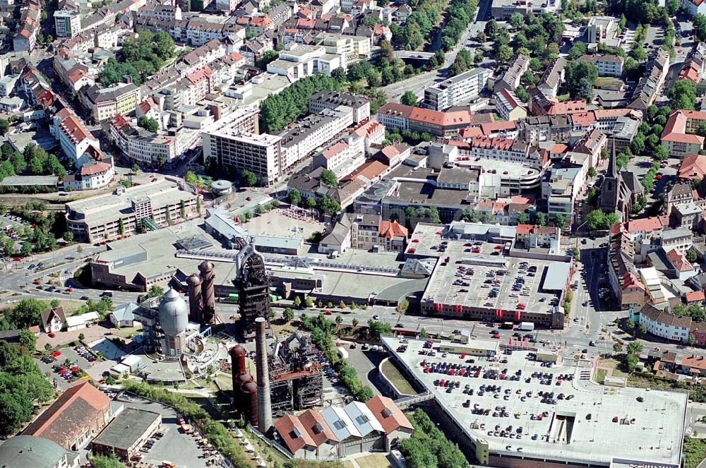 Neunkirchen / Saarland von oben - Neunkirchen / Saarland Blick auf das Saarpark-Center (ECE-Center) neben dem alten Hüttenareal (ehemaliges Industriegebiet) mit dem denkmalgeschütztzen Wassertum, das zu einem Kommunikationszentrum (Freizeitzentrum mit Gastronomie und Kino usw