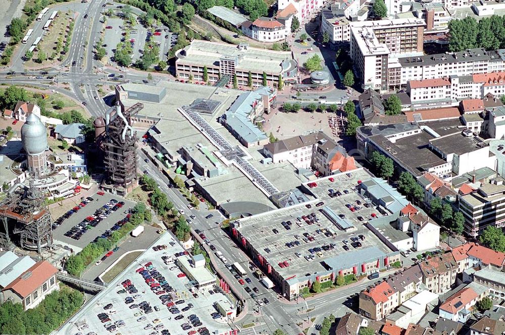 Luftbild Neunkirchen / Saarland - Neunkirchen / Saarland Blick auf das Saarpark-Center (ECE-Center) neben dem alten Hüttenareal (ehemaliges Industriegebiet) mit dem denkmalgeschütztzen Wassertum, das zu einem Kommunikationszentrum (Freizeitzentrum mit Gastronomie und Kino usw