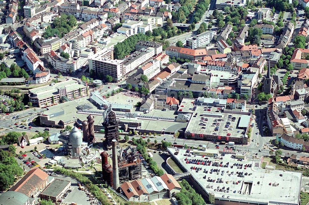 Luftaufnahme Neunkirchen / Saarland - Neunkirchen / Saarland Blick auf das Saarpark-Center (ECE-Center) neben dem alten Hüttenareal (ehemaliges Industriegebiet) mit dem denkmalgeschütztzen Wassertum, das zu einem Kommunikationszentrum (Freizeitzentrum mit Gastronomie und Kino usw