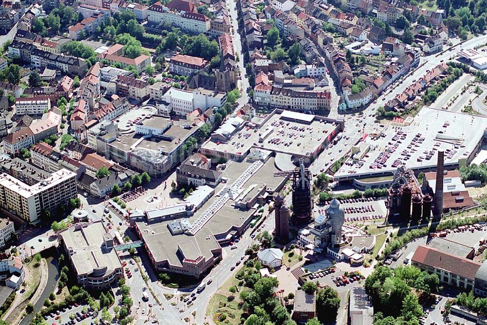 Neunkirchen / Saarland von oben - Neunkirchen / Saarland Blick auf das Saarpark-Center (ECE-Center) neben dem alten Hüttenareal (ehemaliges Industriegebiet) mit dem denkmalgeschütztzen Wassertum, das zu einem Kommunikationszentrum (Freizeitzentrum mit Gastronomie und Kino usw