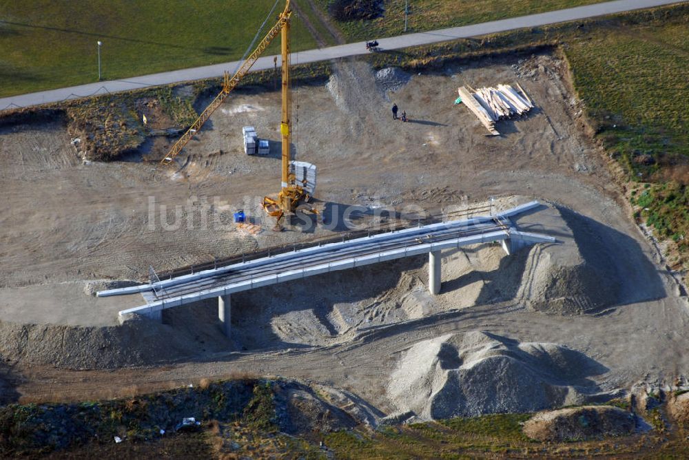 Neuried von oben - Neurid Blick auf eine Fußgängerbrücke