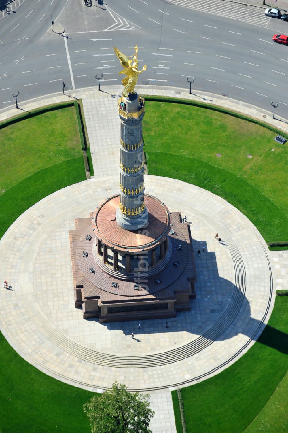 Berlin aus der Vogelperspektive: Neuvergoldete Viktoria auf der restaurierten Siegessäule im Berliner Tiergarten am Großen Stern