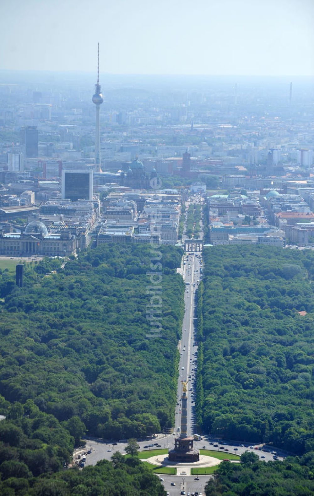 Luftbild Berlin - Neuvergoldete Viktoria auf der restaurierten Siegessäule im Berliner Tiergarten am Großen Stern