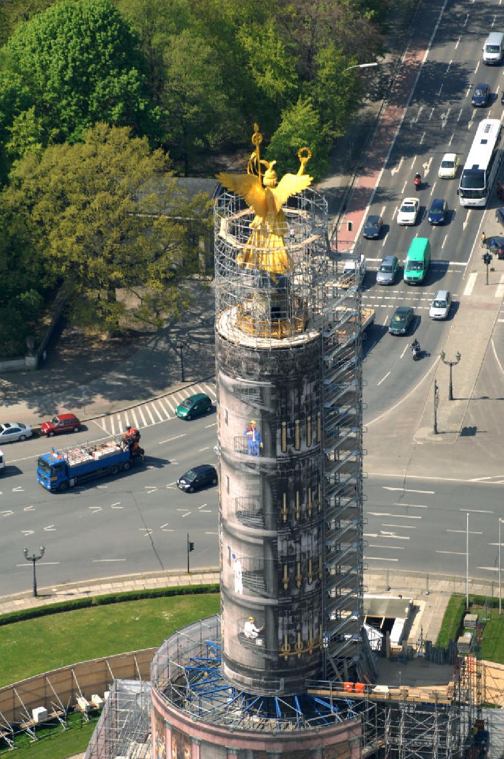 Luftaufnahme Berlin - Neuvergoldung der Viktoria auf der Berliner Siegessäule