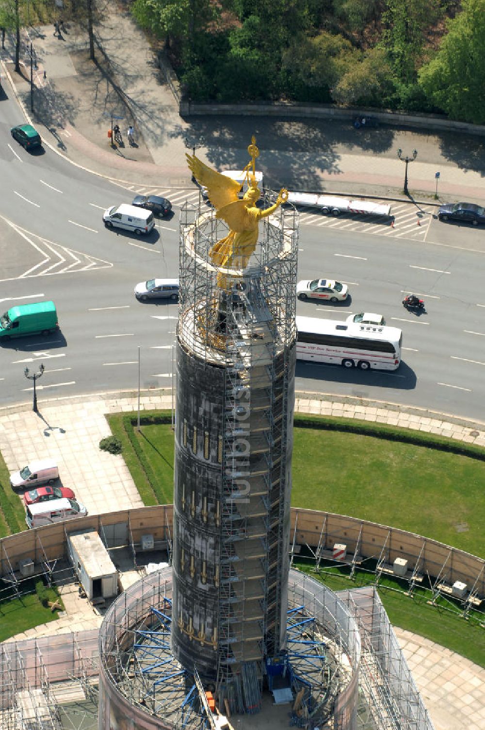 Luftbild Berlin - Neuvergoldung der Viktoria auf der Berliner Siegessäule