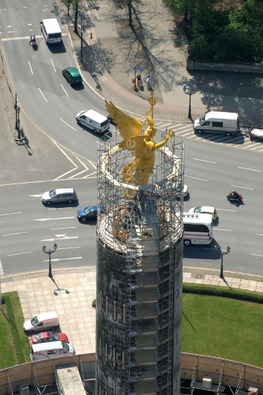 Luftaufnahme Berlin - Neuvergoldung der Viktoria auf der Berliner Siegessäule