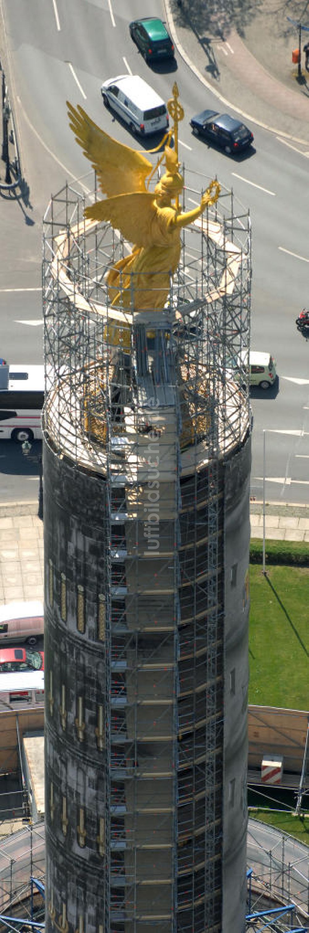 Berlin von oben - Neuvergoldung der Viktoria auf der Berliner Siegessäule