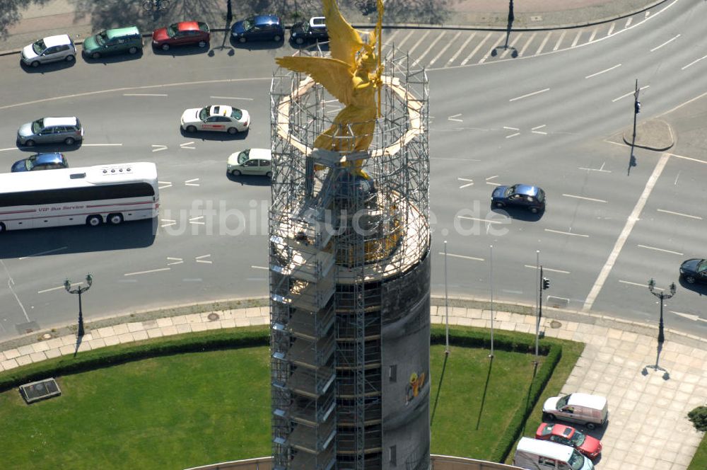 Luftbild Berlin - Neuvergoldung der Viktoria auf der Berliner Siegessäule