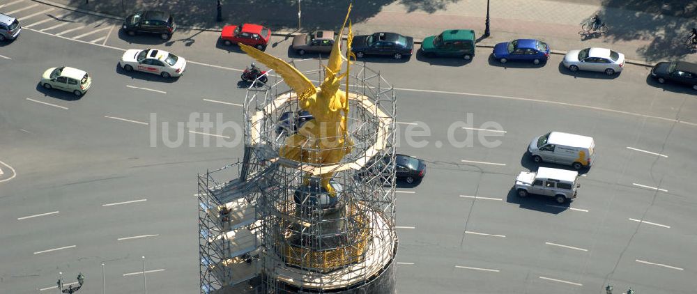 Berlin von oben - Neuvergoldung der Viktoria auf der Berliner Siegessäule