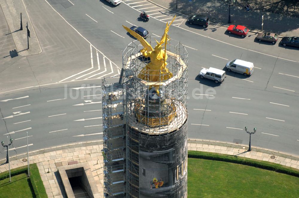 Berlin aus der Vogelperspektive: Neuvergoldung der Viktoria auf der Berliner Siegessäule