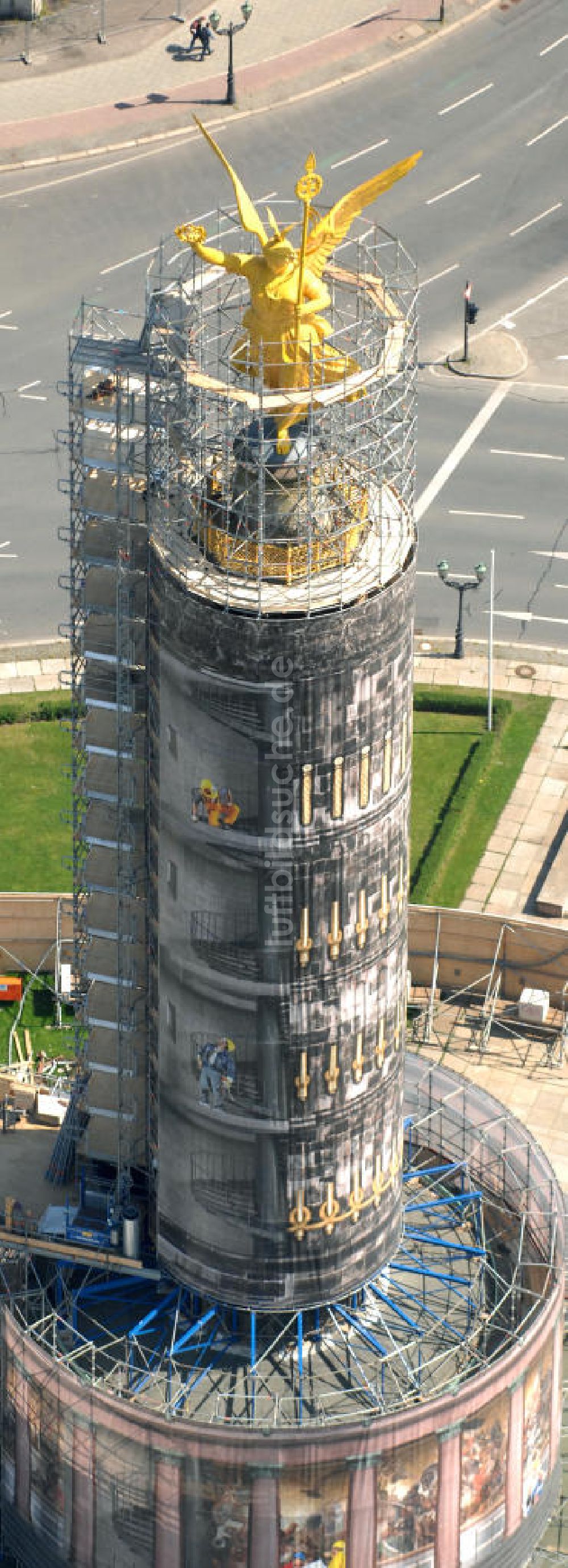 Berlin von oben - Neuvergoldung der Viktoria auf der Berliner Siegessäule