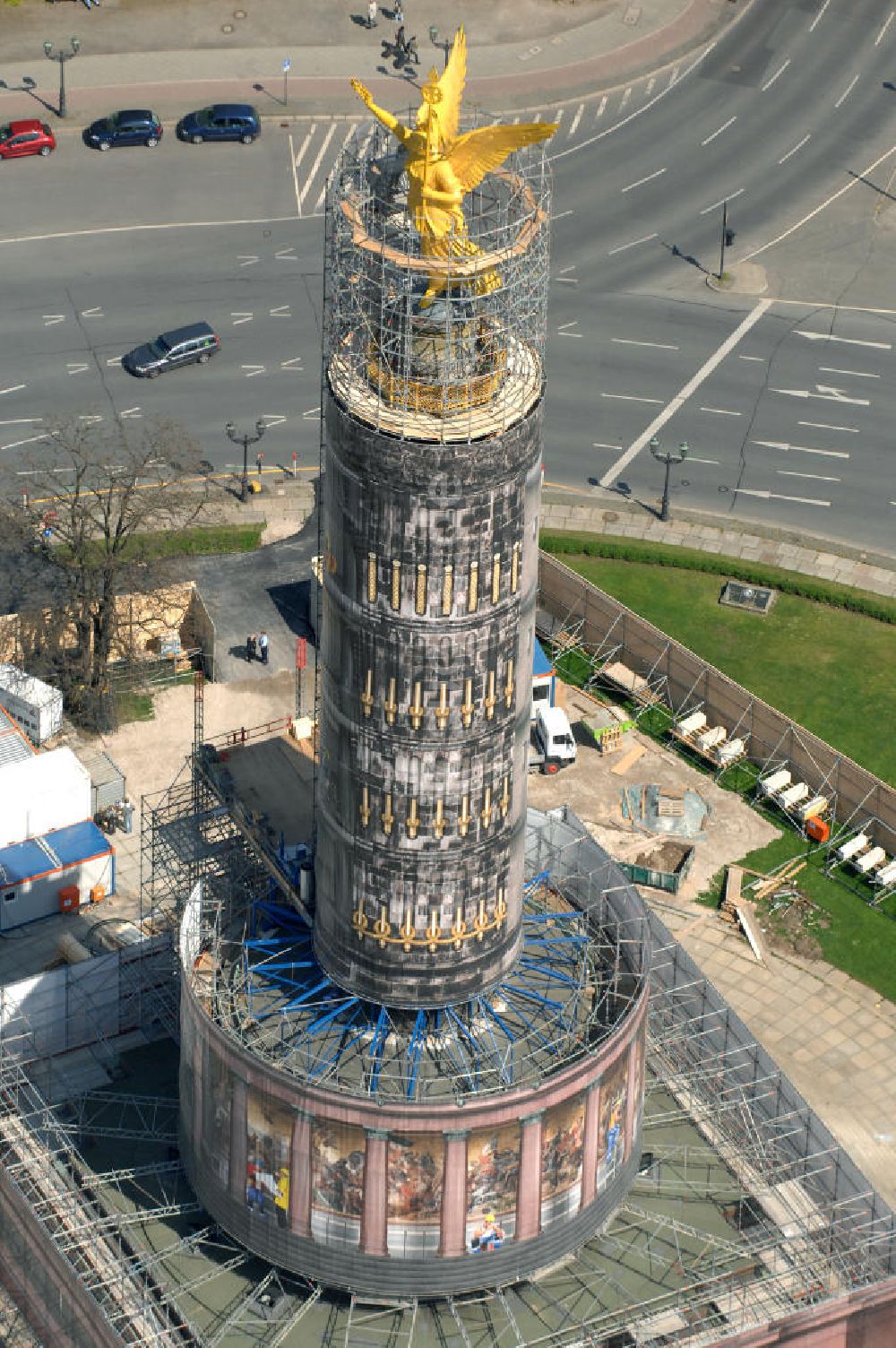 Luftaufnahme Berlin - Neuvergoldung der Viktoria auf der Berliner Siegessäule