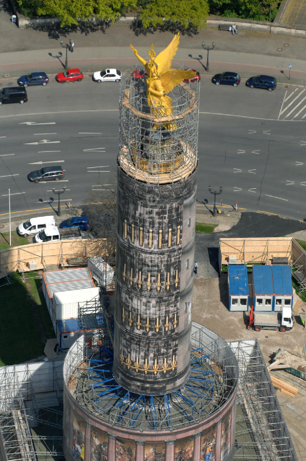 Berlin von oben - Neuvergoldung der Viktoria auf der Berliner Siegessäule