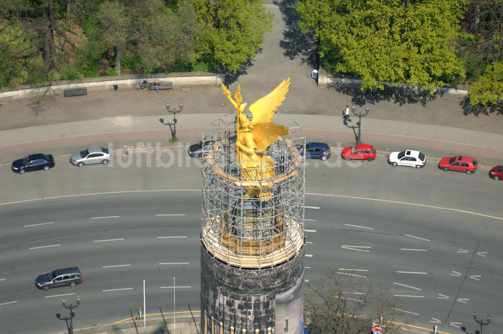 Berlin aus der Vogelperspektive: Neuvergoldung der Viktoria auf der Berliner Siegessäule