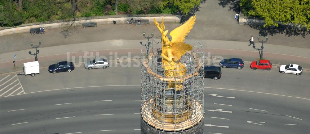 Luftbild Berlin - Neuvergoldung der Viktoria auf der Berliner Siegessäule