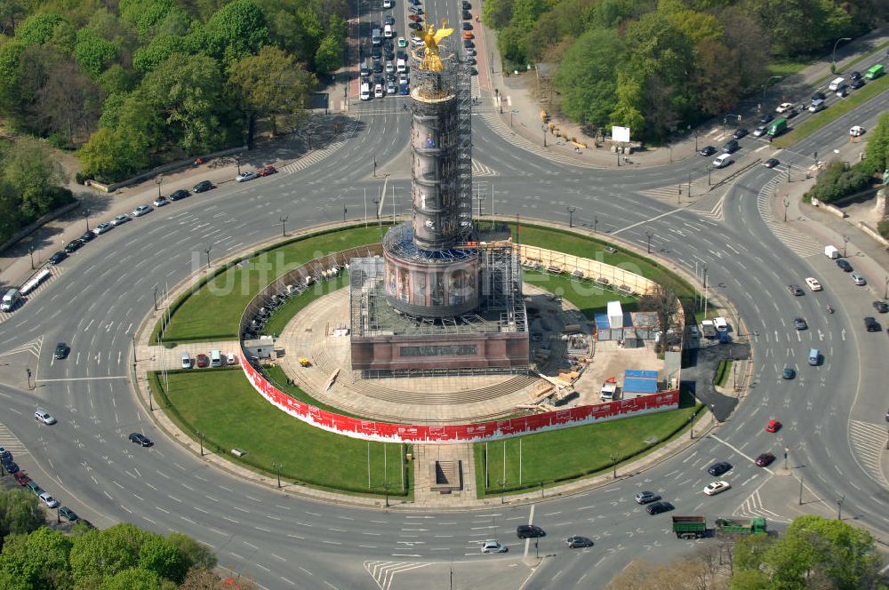 Luftaufnahme Berlin - Neuvergoldung der Viktoria auf der Berliner Siegessäule