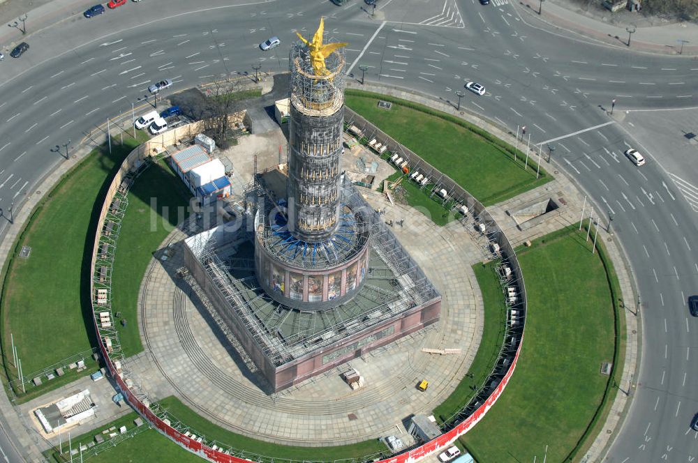 Luftbild Berlin - Neuvergoldung der Viktoria auf der Berliner Siegessäule