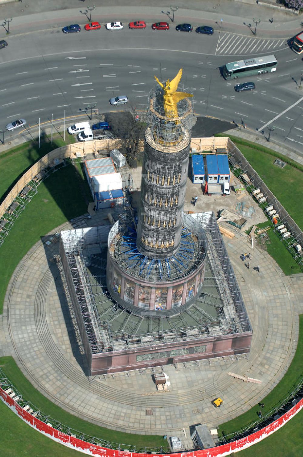 Luftaufnahme Berlin - Neuvergoldung der Viktoria auf der Berliner Siegessäule