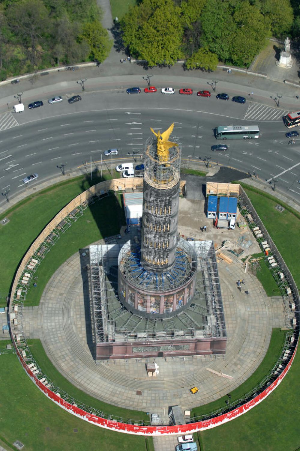 Berlin von oben - Neuvergoldung der Viktoria auf der Berliner Siegessäule