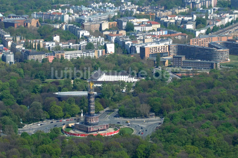 Berlin aus der Vogelperspektive: Neuvergoldung der Viktoria auf der Berliner Siegessäule