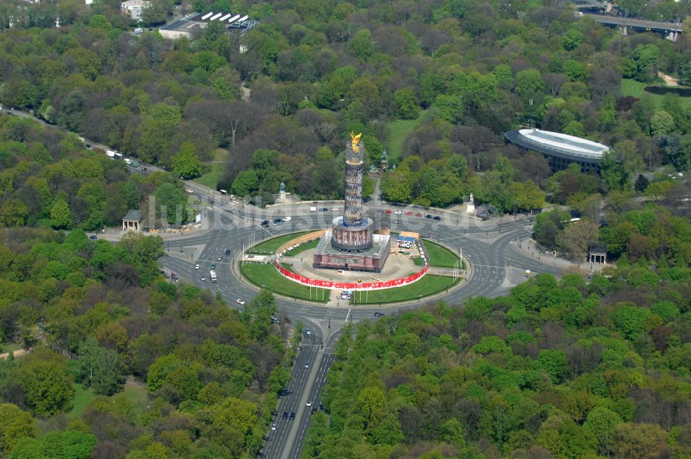 Luftbild Berlin - Neuvergoldung der Viktoria auf der Berliner Siegessäule