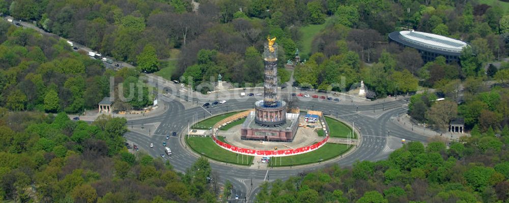 Luftaufnahme Berlin - Neuvergoldung der Viktoria auf der Berliner Siegessäule