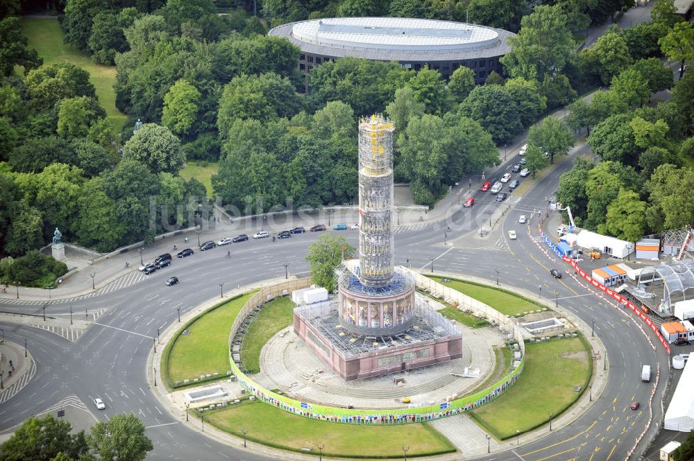 Berlin von oben - Neuvergoldung der Viktoria auf der Berliner Siegessäule