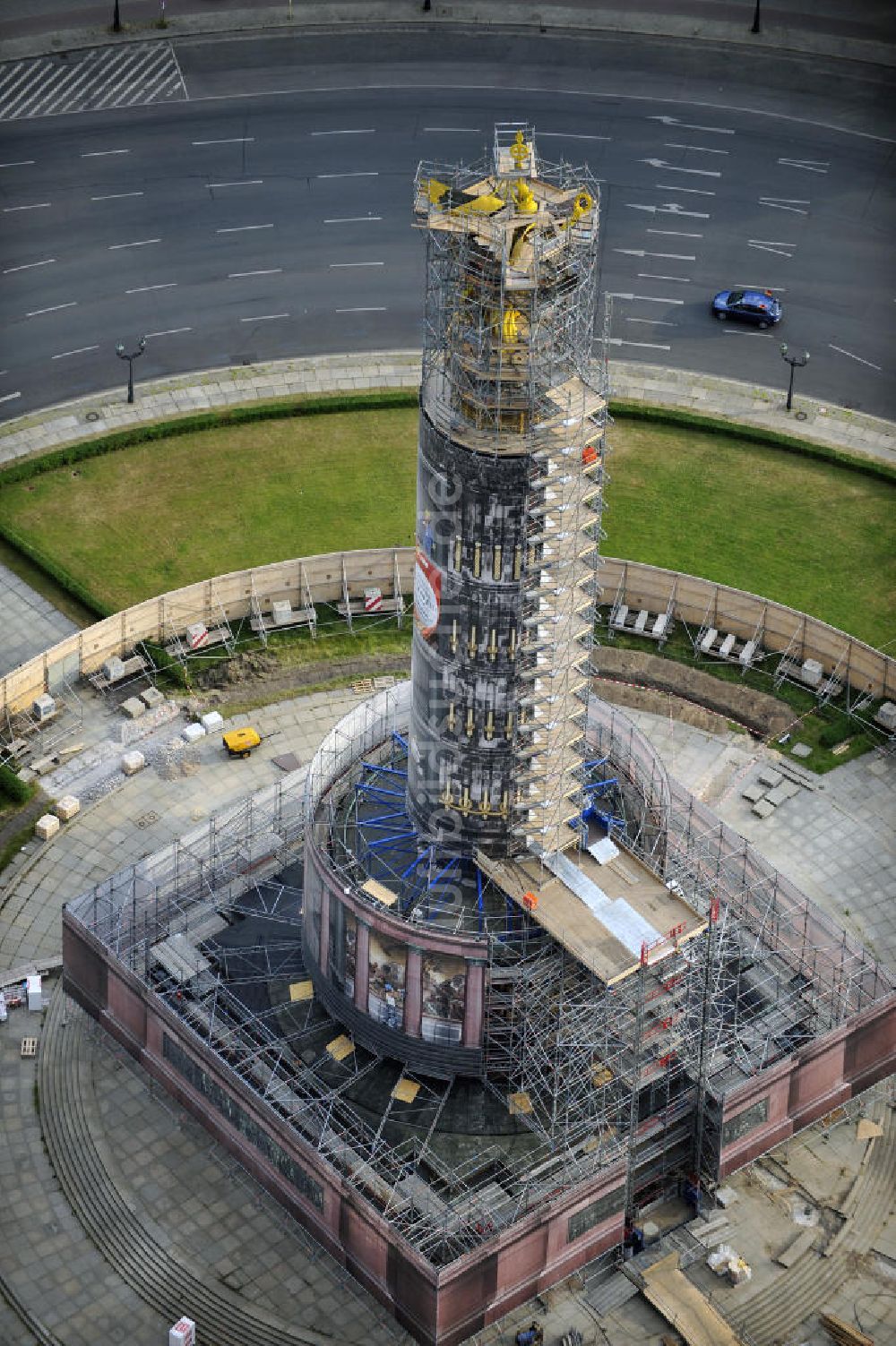 Berlin von oben - Neuvergoldung der Viktoria auf der Berliner Siegessäule