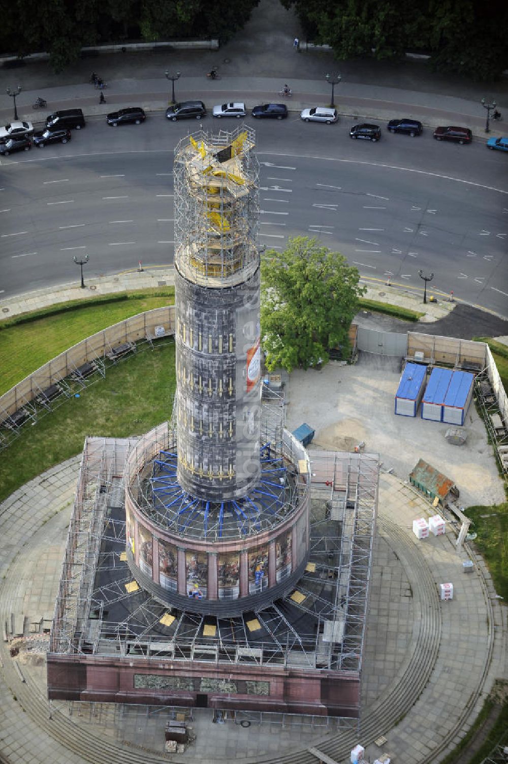 Berlin von oben - Neuvergoldung der Viktoria auf der Berliner Siegessäule