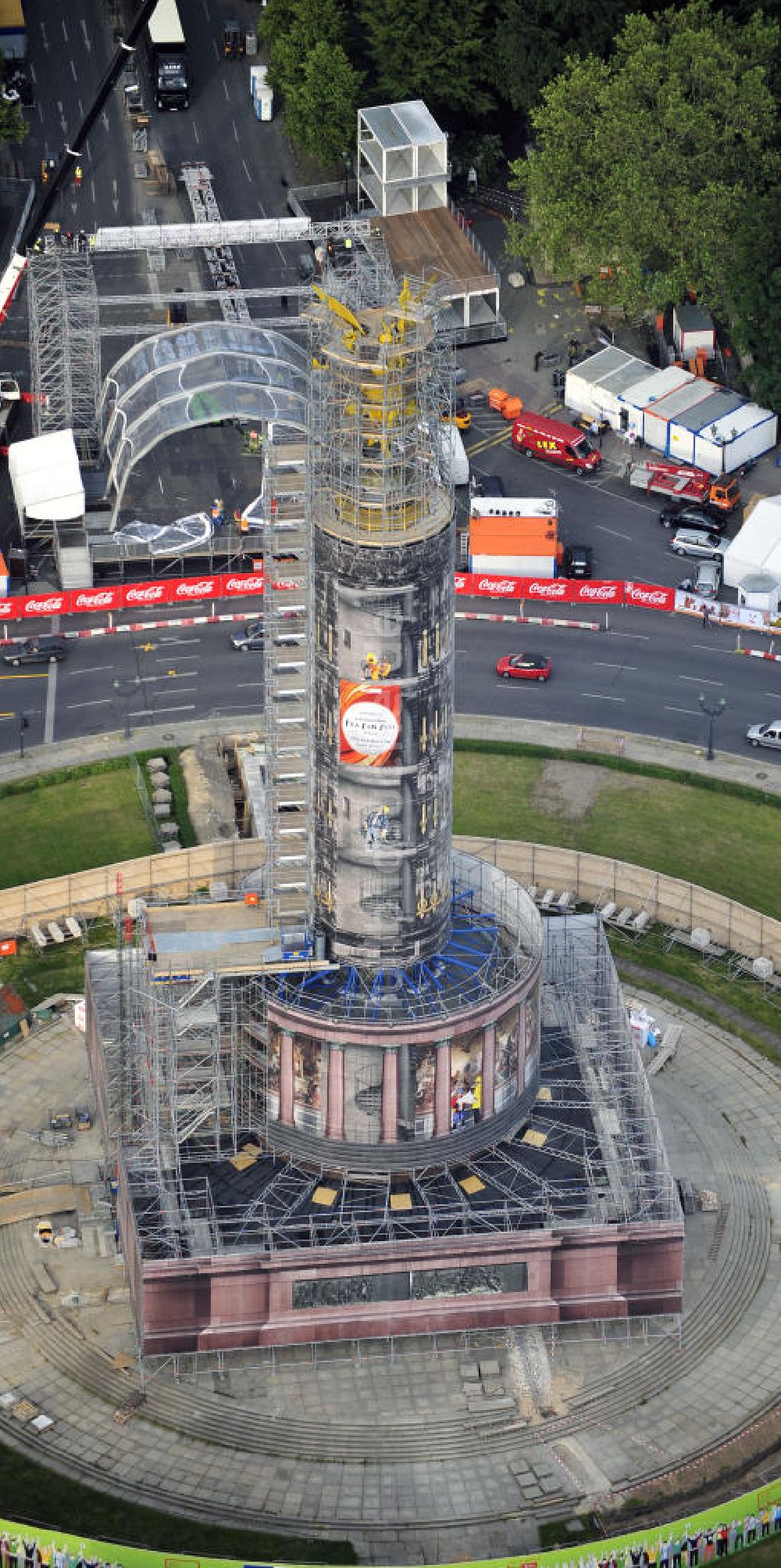 Berlin aus der Vogelperspektive: Neuvergoldung der Viktoria auf der Berliner Siegessäule