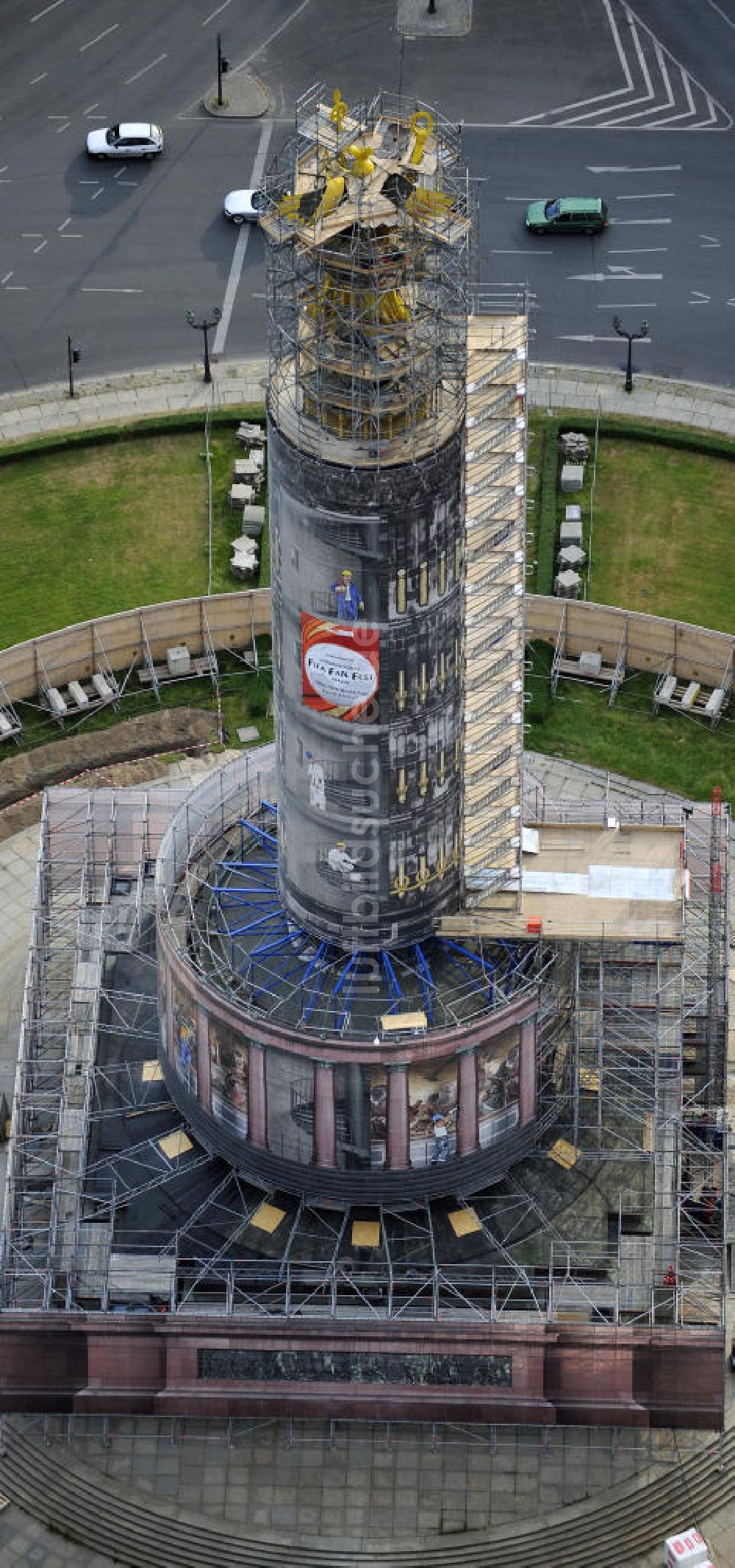 Luftbild Berlin - Neuvergoldung der Viktoria auf der Berliner Siegessäule