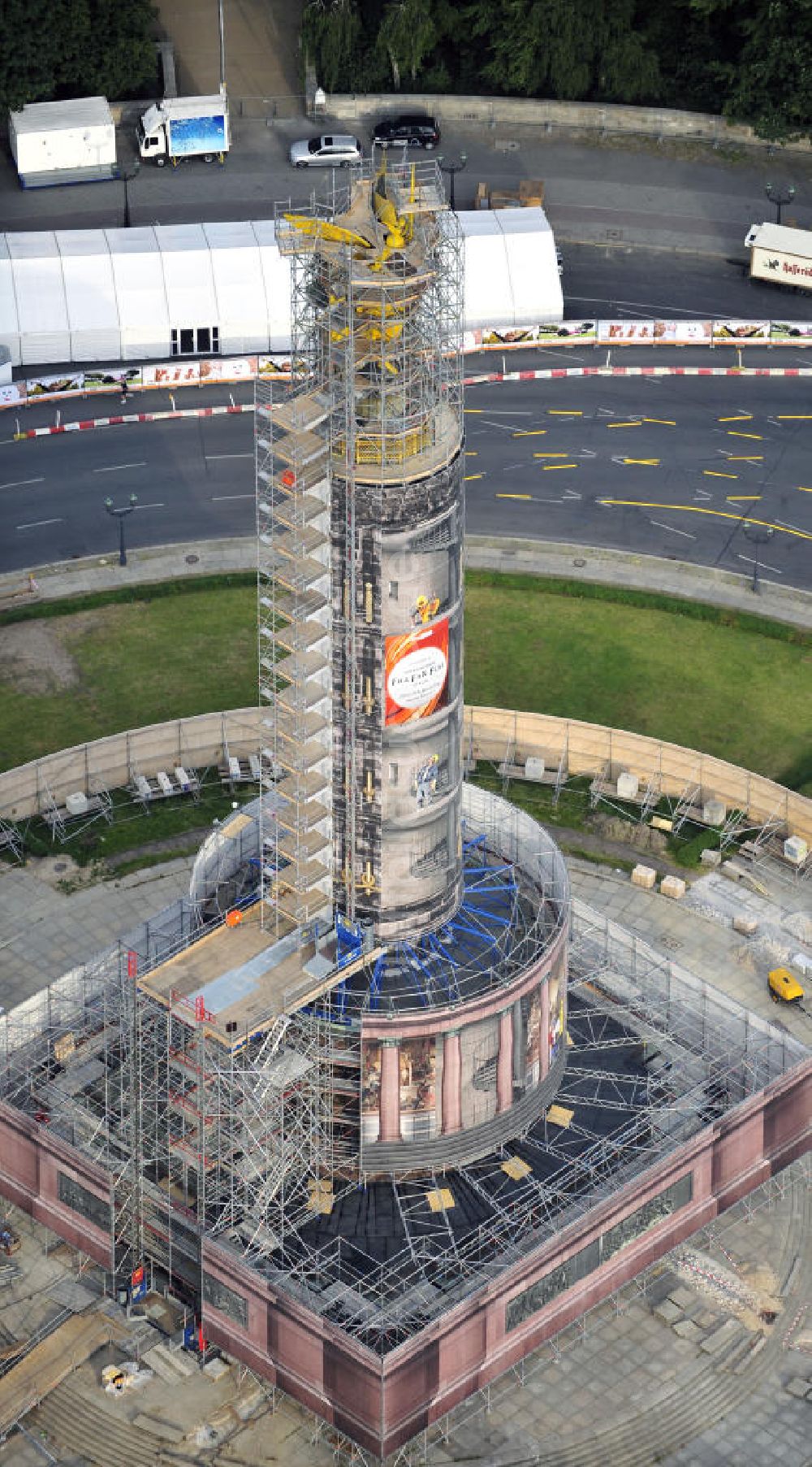 Luftaufnahme Berlin - Neuvergoldung der Viktoria auf der Berliner Siegessäule