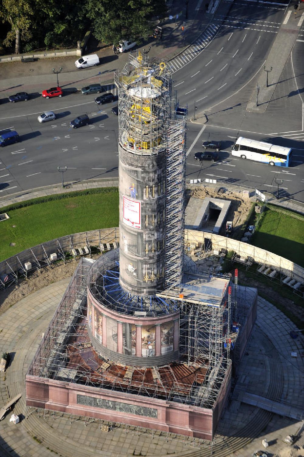 Luftaufnahme Berlin - Neuvergoldung der Viktoria auf der Berliner Siegessäule