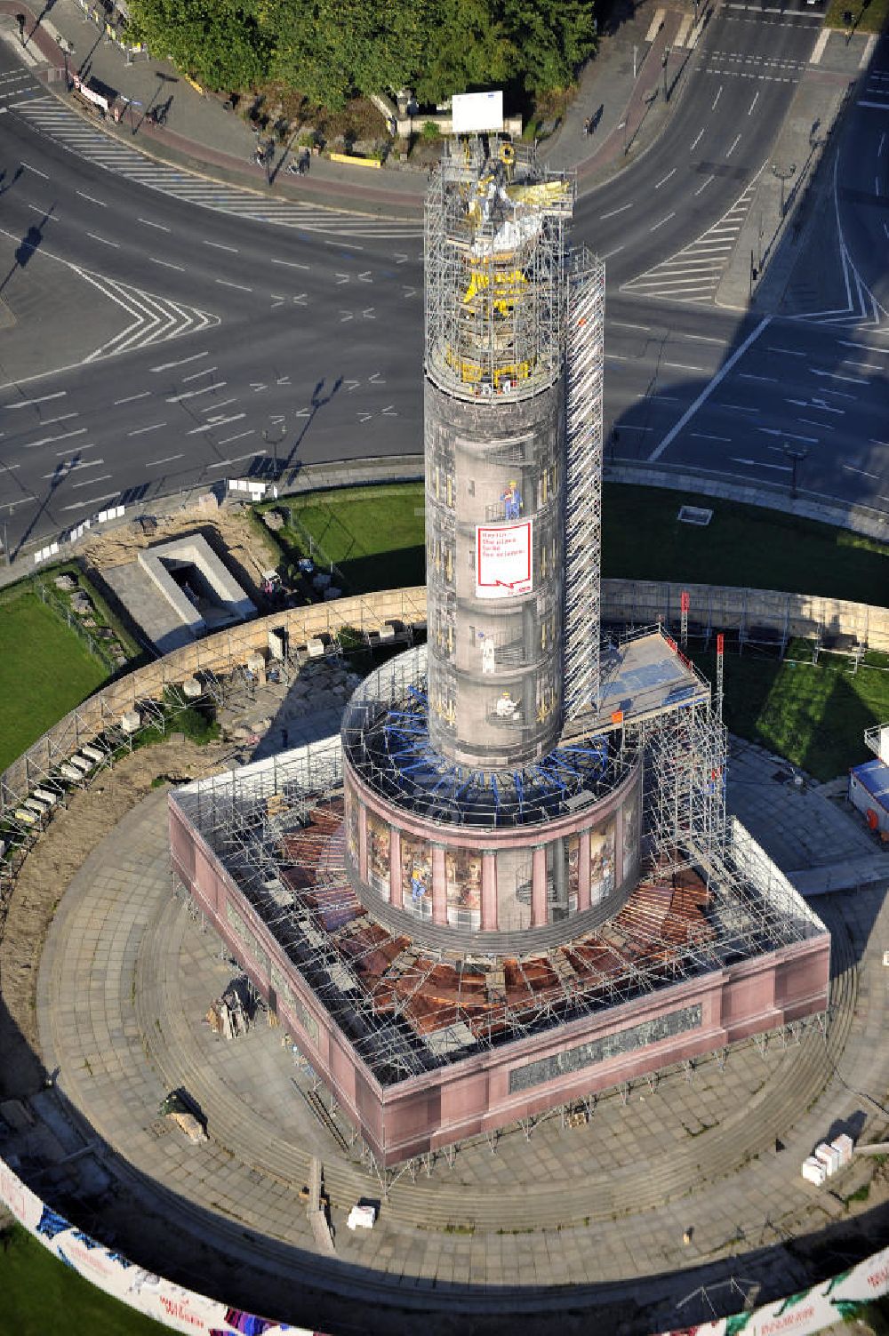 Berlin aus der Vogelperspektive: Neuvergoldung der Viktoria auf der Berliner Siegessäule