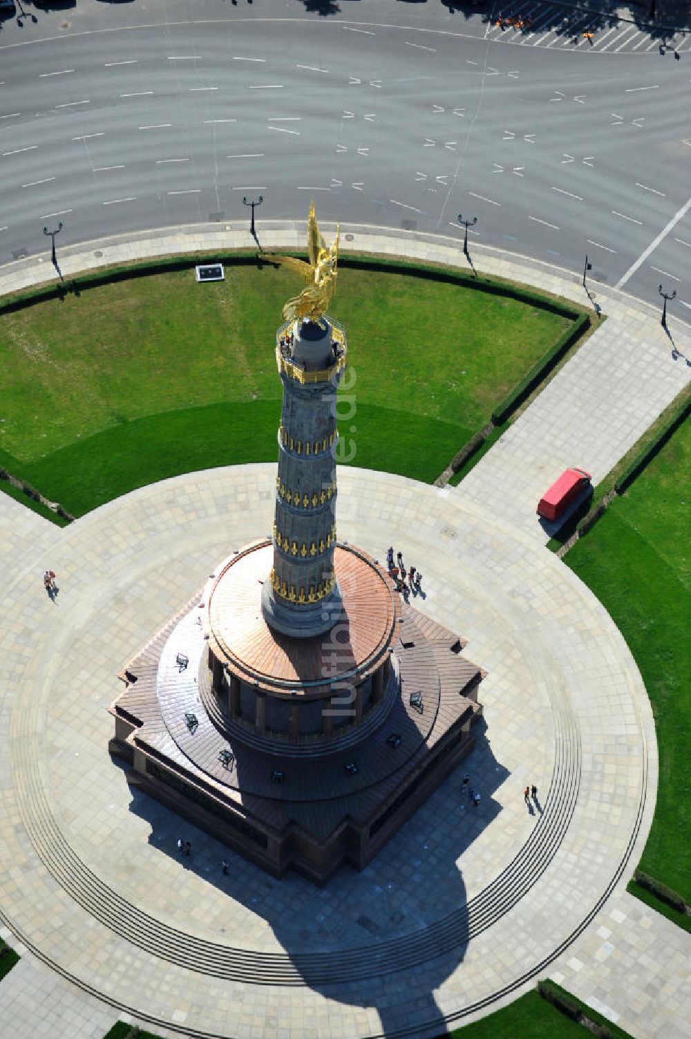 Berlin von oben - Neuvergoldung der Viktoria auf der Berliner Siegessäule