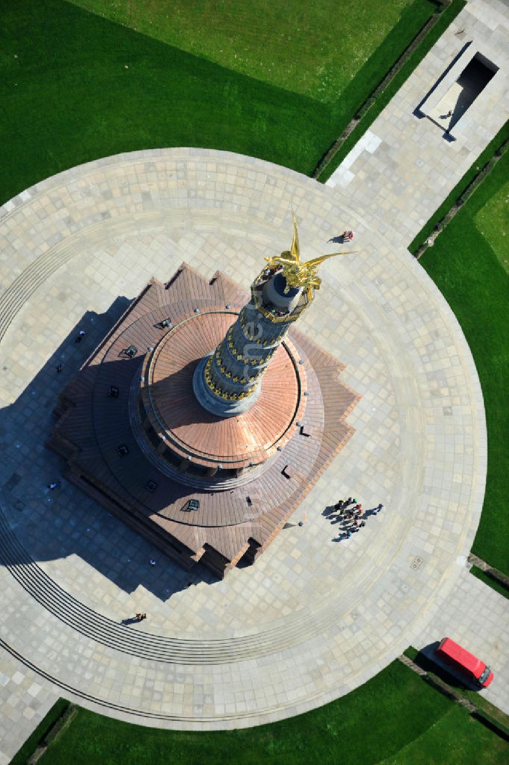 Berlin von oben - Neuvergoldung der Viktoria auf der Berliner Siegessäule