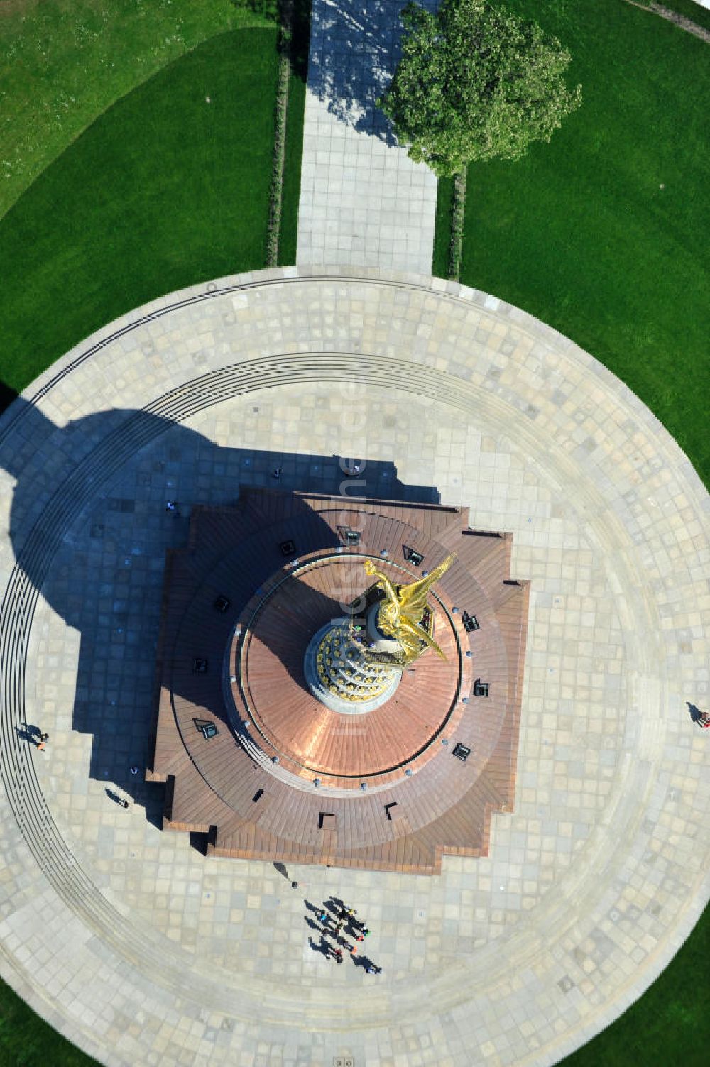 Berlin von oben - Neuvergoldung der Viktoria auf der Berliner Siegessäule