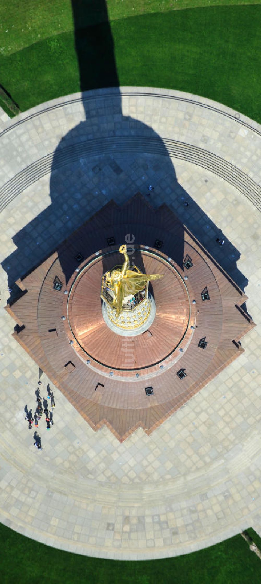 Berlin von oben - Neuvergoldung der Viktoria auf der Berliner Siegessäule