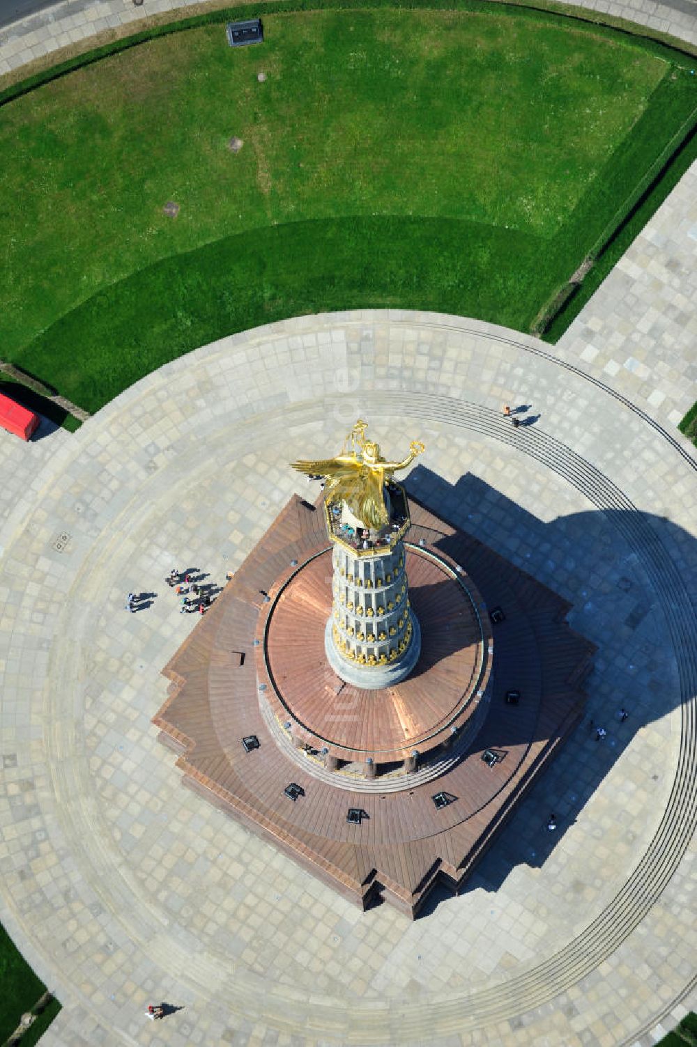 Berlin von oben - Neuvergoldung der Viktoria auf der Berliner Siegessäule