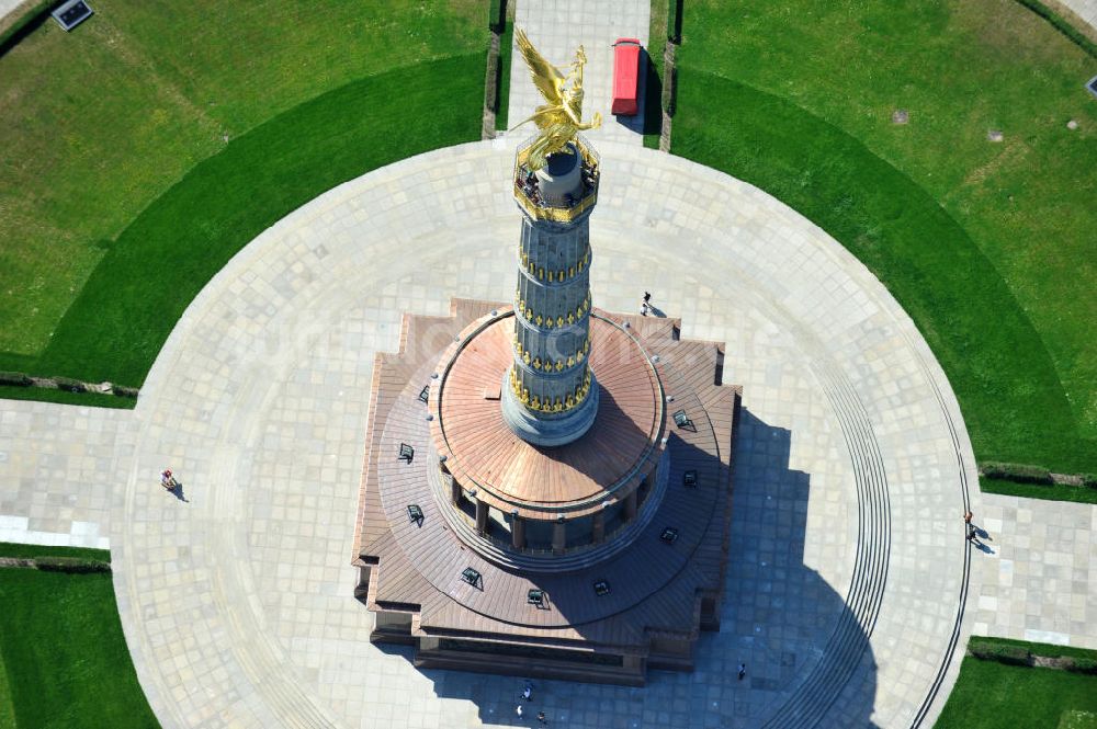 Berlin von oben - Neuvergoldung der Viktoria auf der Berliner Siegessäule