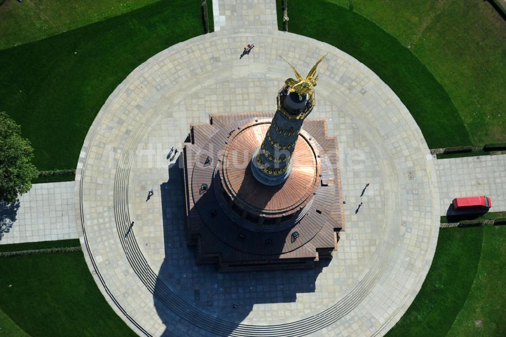 Berlin von oben - Neuvergoldung der Viktoria auf der Berliner Siegessäule